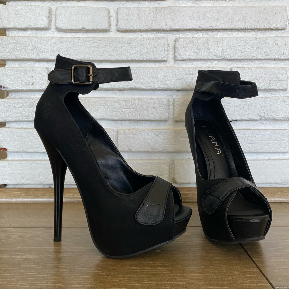 Super cute 4” ankle strap stiletto heels